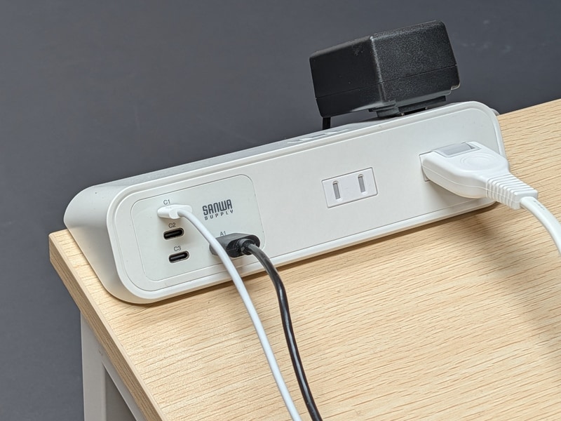 サンワサプライ「TAP-B114UC-2W」をデスクに装着した状態。実売価格は9,720円