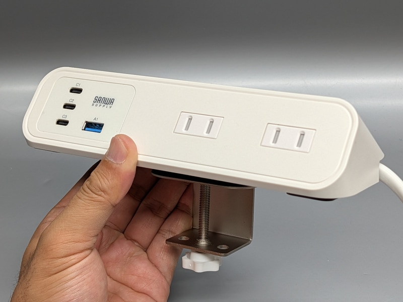 製品本体。コンセント4口(前2+後2)に加えてUSB Type-A 1基、USB Type-C 3基を搭載する