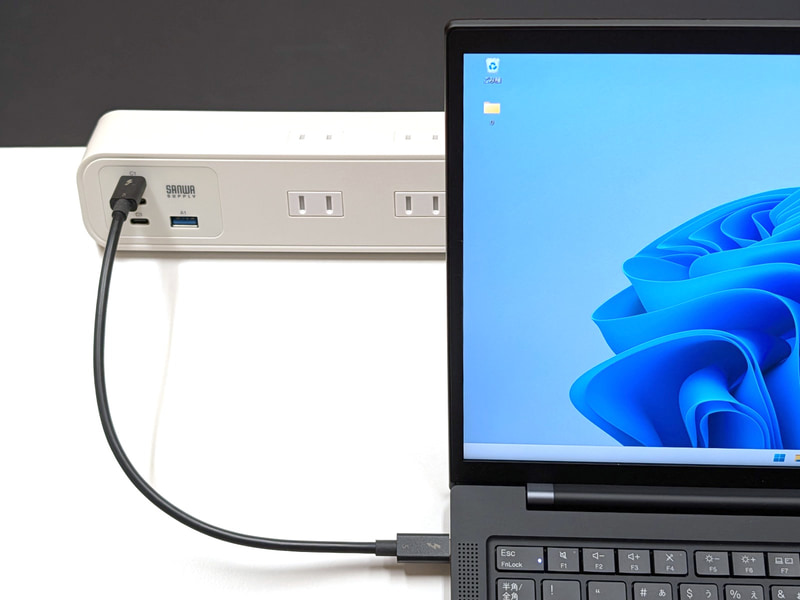 最大出力65WでノートPCの充電に適する。デスク上に設置しておけばノートPCとの接続も最短距離で済む