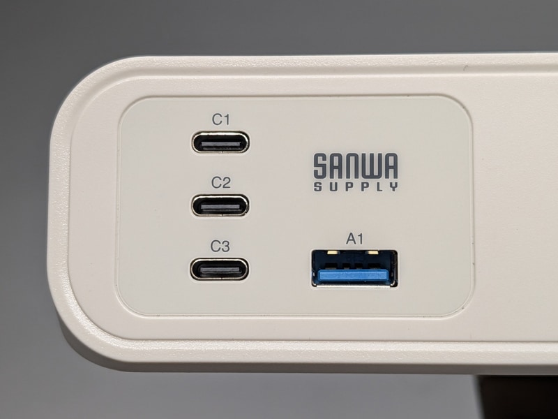 USB Type-A 1基、USB Type-C 3基を搭載する