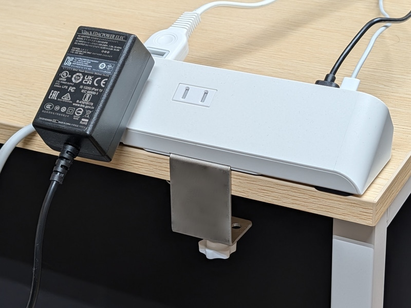 コンセント口の間隔は広めなのでACアダプタも余裕を持って取り付けられる