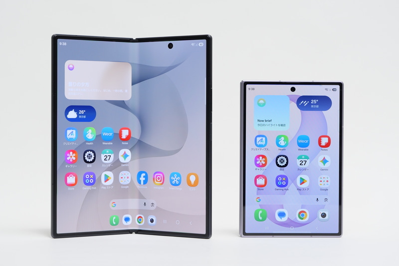 Galaxy Z Fold8 Ultra(左)、Galaxy Z Fold8(右)