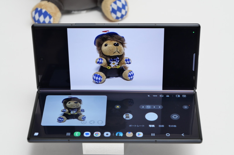 従来同様、写真撮影やYouTube動画視聴などで、折りたたみディスプレイを半開きで利用する「フレックスモード」が利用できる