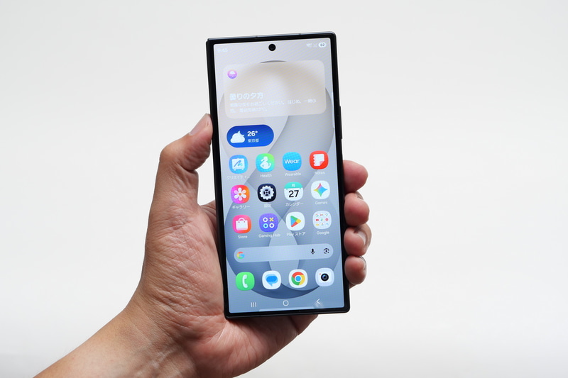 閉じて手に持った状態。一般的なスマートフォンと大きく変わらない重量かつサイズ感で、手にしても折りたたみスマートフォンとは思えない印象