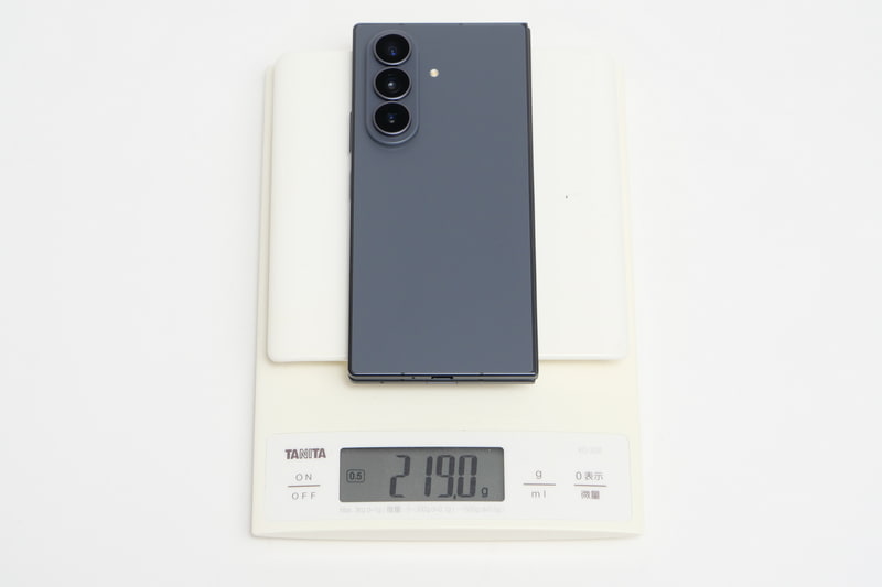 重量は公称220gで、実測では219gと公称よりわずかに軽かった。これより重い通常のスマートフォンが存在することを考えると驚異的な軽さだ