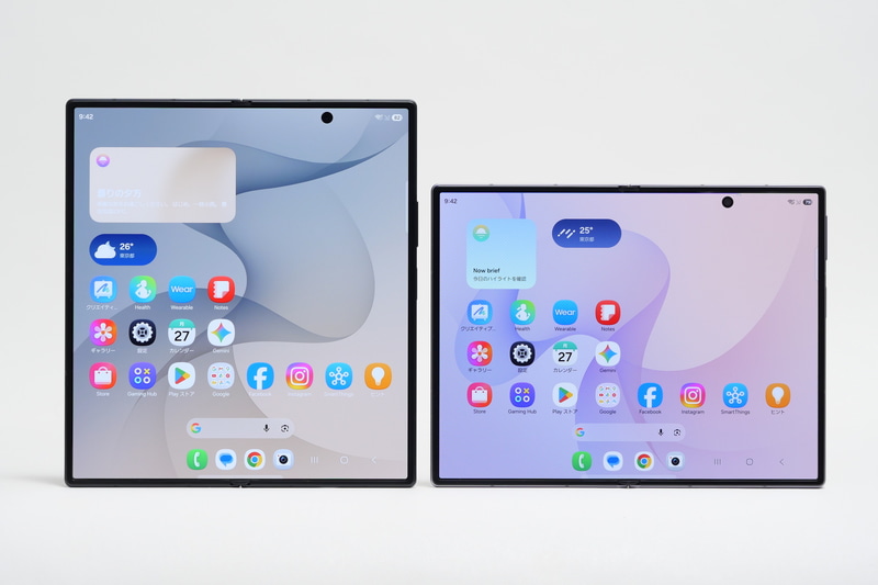 Z Fold8 Ultra(左)の折りたたみディスプレイとの比較。こちらも縦が短く横がかなり広くなっていることがよく分かる