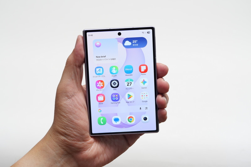 閉じた状態では、幅が広いこともあって持ちやすさという点ではGalaxy Z Fold8の方が上と感じる