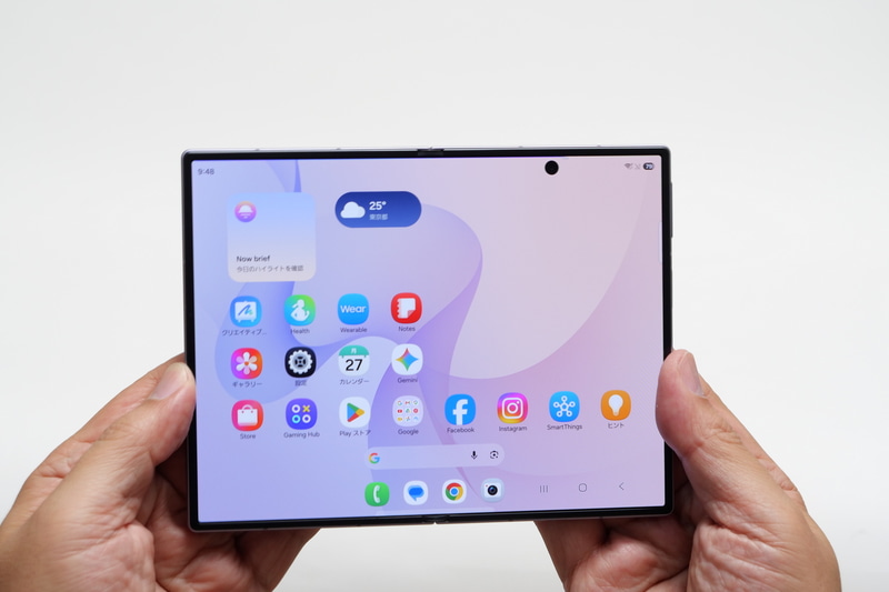 こちらは開いた状態。横に広いディスプレイはまさにタブレットといった印象だ