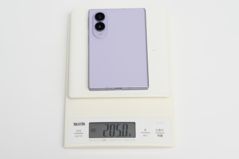 重量は公称201g。実測では205gと公称よりやや重かったが、それでも折りたたみスマートフォンとしてはかなり軽量で、軽々持てる印象だ