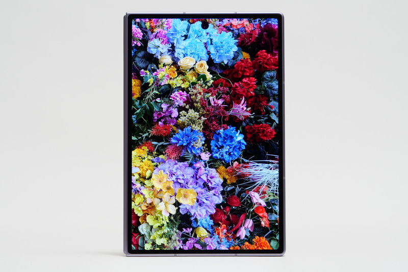 こちらはZ Fold8のカバーディスプレイ。アスペクト比16:10、1,248×1,972ドット、リフレッシュレート1～120Hzの5.5型有機EL「Dynamic AMOLED 2X」を採用