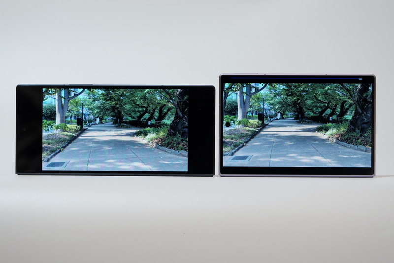 90度回転し横にすると、逆にZ Fold8 Ultra(右)の方が大きく表示できているが、Z Fold8もなかなか大きく表示できており、その差は少なく感じる