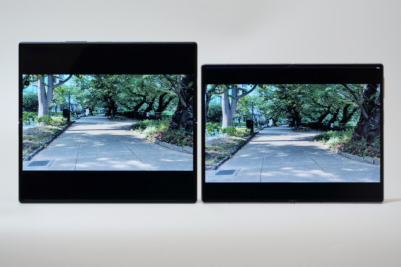 Z Fold8 Ultra(左)を90度回転すると、写真同様より大きく表示できるが、それでもまだZ Fold8よりも小さな表示となる