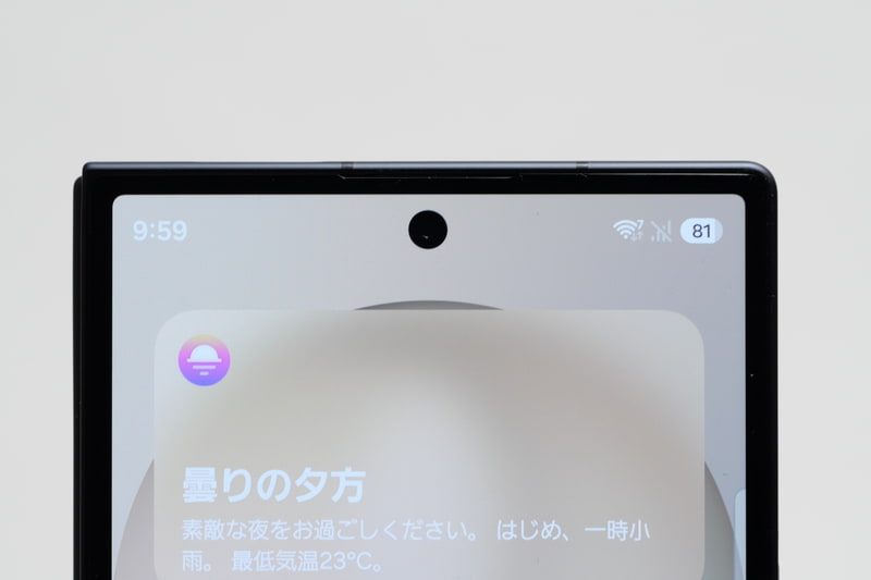 Z Fold8 Ultraはカバーディスプレイ上部に、従来同様1,000万画素のインカメラを搭載