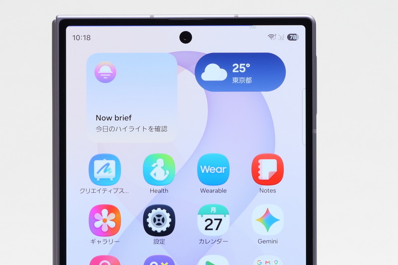 Z Fold8はカバーディスプレイ上部のインカメラ。仕様はZ Fold8 Ultraと同じで1,000万画素カメラとなる