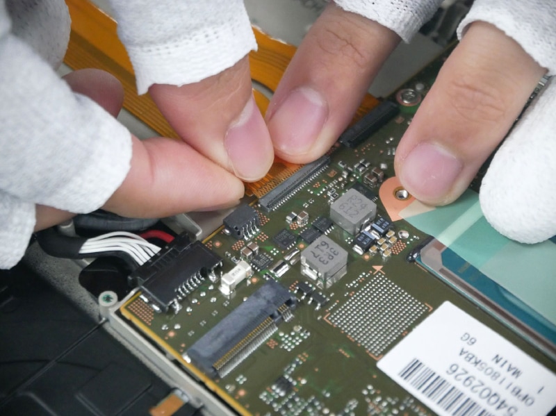 基板のコネクタにFPC(フレキシブルケーブル)を差し込む作業。まっすぐ差し込んでロックする