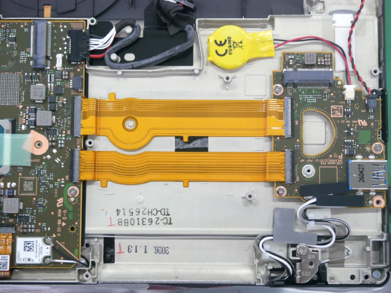基板は同じものを使用しながら、SC7とFC7では長さが異なるFPCを使用している