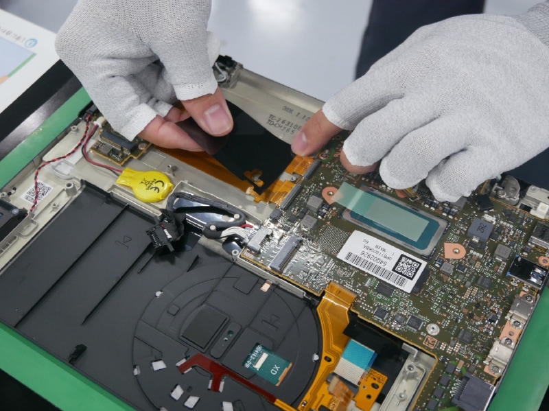 まずはFPCの上に貼り付ける。生産工程でも治具などは使わずに貼付しているという。熟練の作業スキルが求められる工程だ