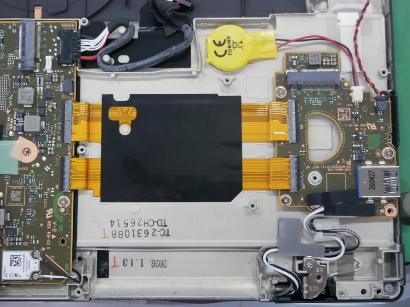同じシートを使うため、FC7の方がカバーできていない部分が広いが、そこには部品が載らないので問題はないという