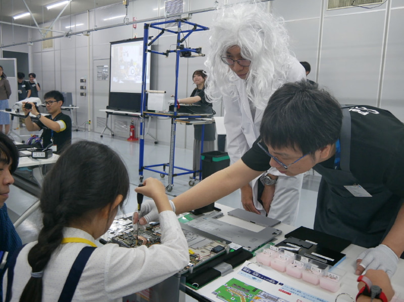 レッツ博士は、子どもたちに声をかけて応援