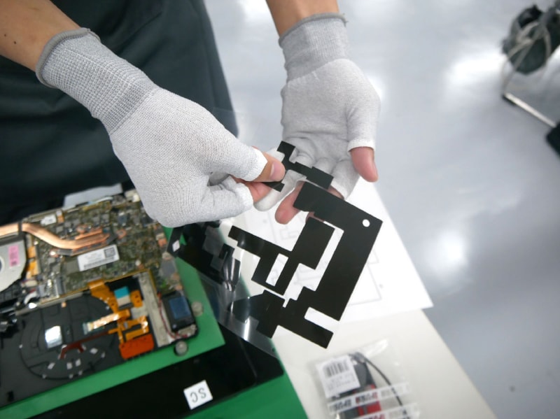 ここからシートの取り付け作業が続く