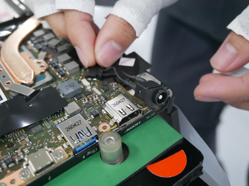 電源ケーブルの取り付け作業。丸型DCプラグの搭載はレッツノートのこだわりだ。なお、USB Type-Cからの充電も可能だ