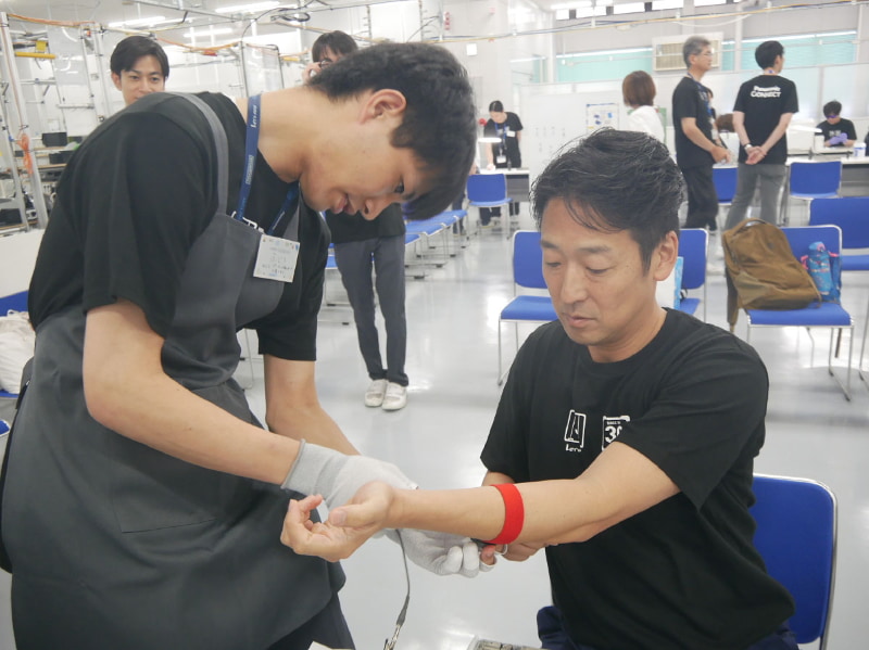 ここで青木ヴァイス・プレジデントが組み立てに急遽参加することに。アースバンドを取り付ける