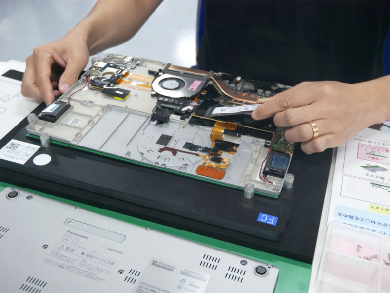 SSDの取り付け作業を行なう