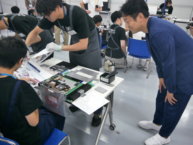 青木ヴァイス・プレジデントも子どもたちの作業を応援