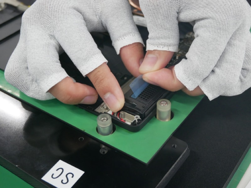 スピーカーの保護フィルムをはがす