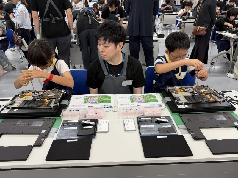 子どもたちの組み立て作業も順調に進んでいる