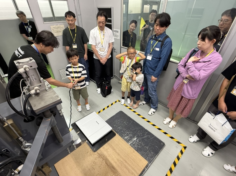 76cmの高さから落とす落下試験機では、大きな音に耳をふさぐ子どもの姿も