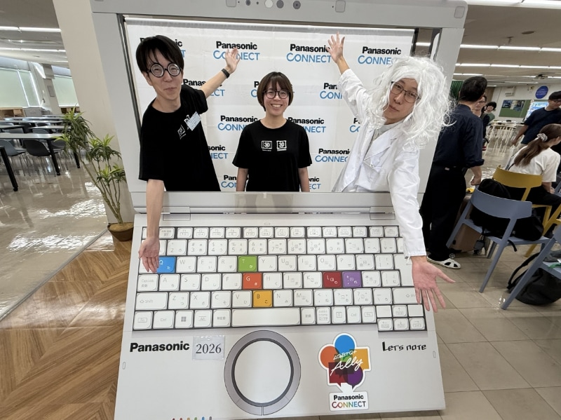 中央が30周年ロゴマークをデザインしたパナソニック コネクト デザイン&マーケティング本部デザイン統括部第2エクスペリエンスデザイン部MSデザイン課の堺 千里氏