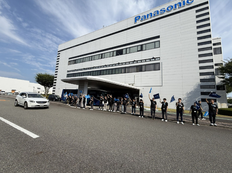 最後は社員全員で参加者を見送った