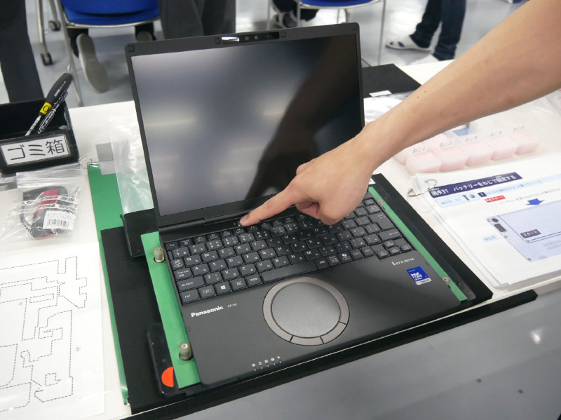 参加者全員で電源スイッチを押す