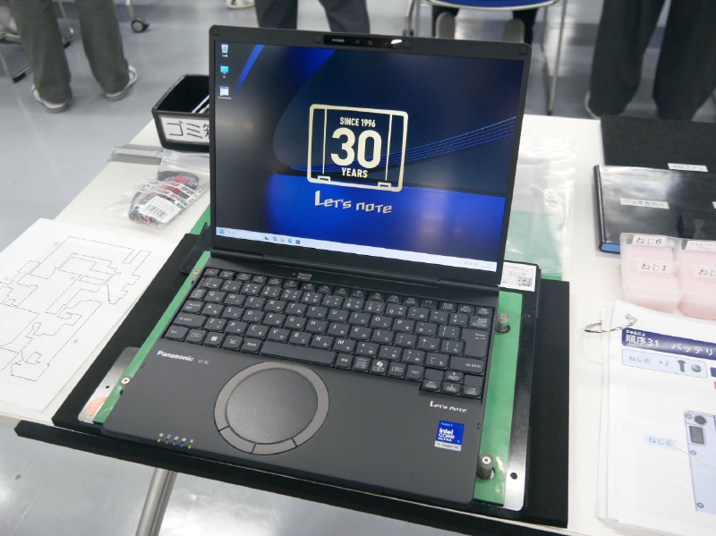 全員のPCが無事に起動した。レッツノート30周年記念ロゴが表示された