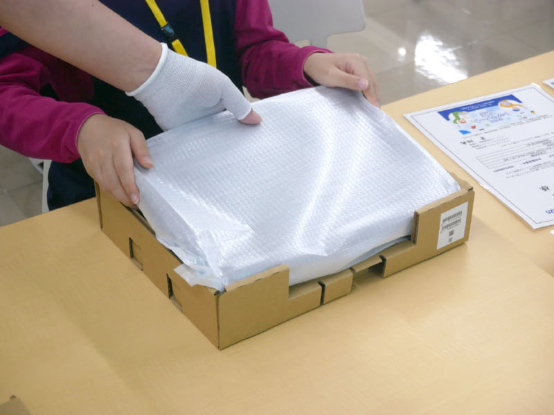 ダンボールの緩衝材にレッツノートを固定する