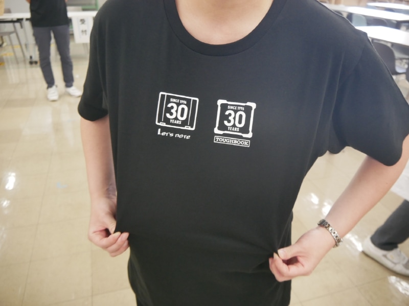 スタッフ全員が着用した30周年記念ロゴが入ったTシャツ。ロゴは、今後1年間に渡ってさまざまなシーンで使用される
