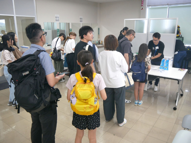 受付に並ぶ参加者たち