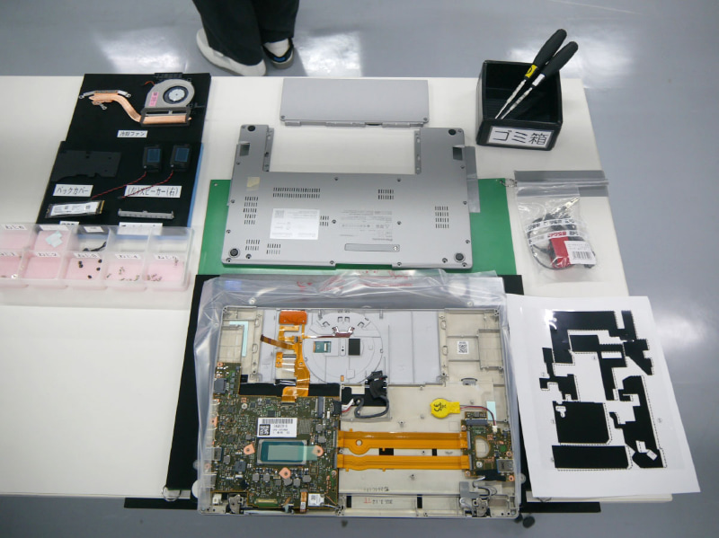 こちらがFC7の部品。違いはネジの数が3本多いだけだ。こちらはカームグレーの筐体を組み立てた