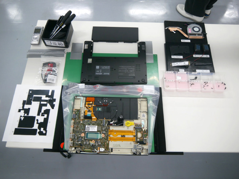 こちらが組み立てに使うSC7の部品。今回はジェットブラックの筐体を組み立てる