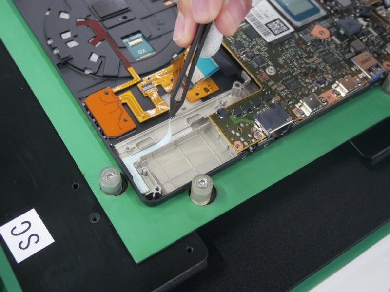 最初にピンセットを取り出して、トップケースの剥離紙をはがす作業から開始