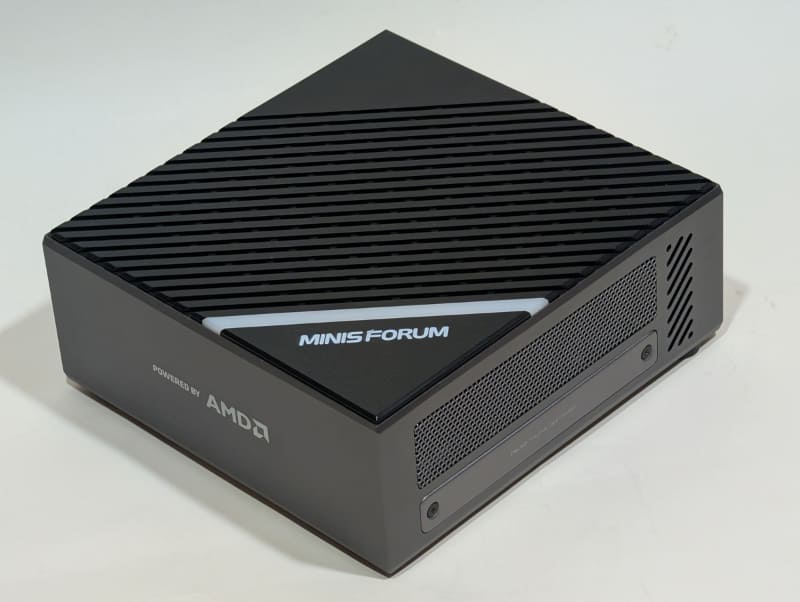 今回の実験で使用したのはMINISFORUMのミニPC「B550」のメモリを抜いてあえて8GBに調整したもの