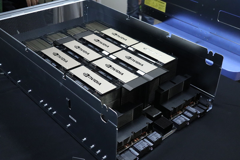 DGX H100の分解モデル。H100がこんなに集まるとは壮観だな