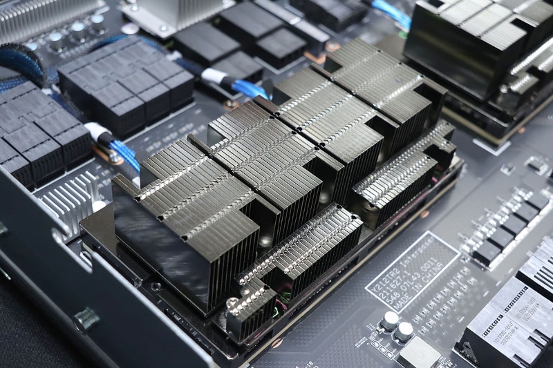 このヒートシンクの下にはネットワークコントローラのConnect-Xが……
