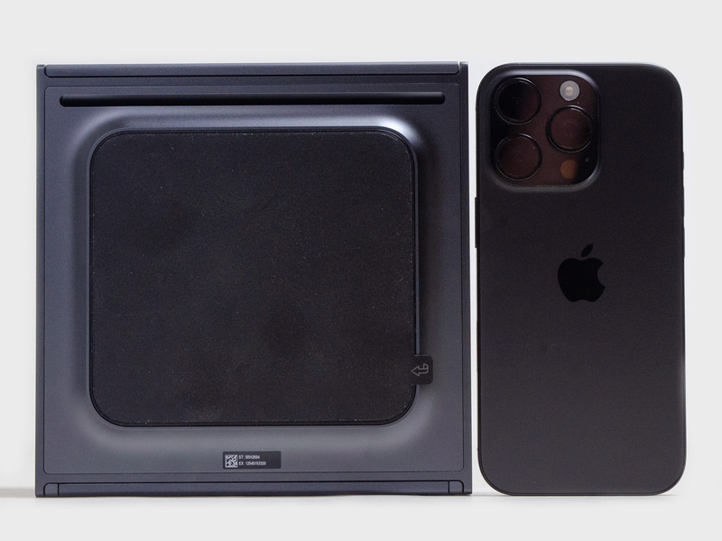 iPhone 16 Proとのサイズ感の比較。一般的なミニPCより少し大きいが十分小型