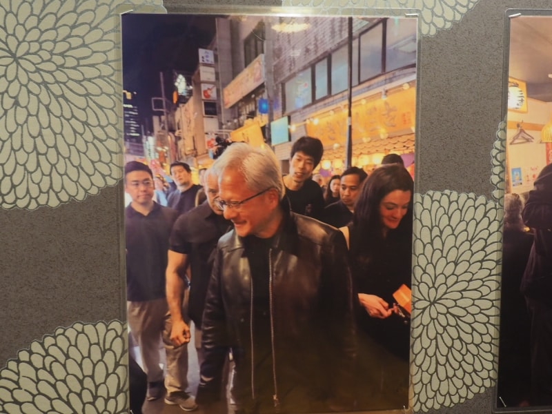 こちらは店の前での写真