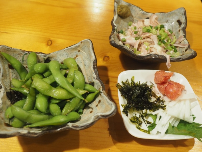 席について飲み物を注文したらすぐに本日の前菜三種盛りが出てきた。日によって変わることもあるようだが、今回は、枝豆、もつゆずポン酢、炙り明太子と長芋の千切りの三種類であった。コースの注文は2人前からで、今回は大学生の娘と2人でコースを注文した