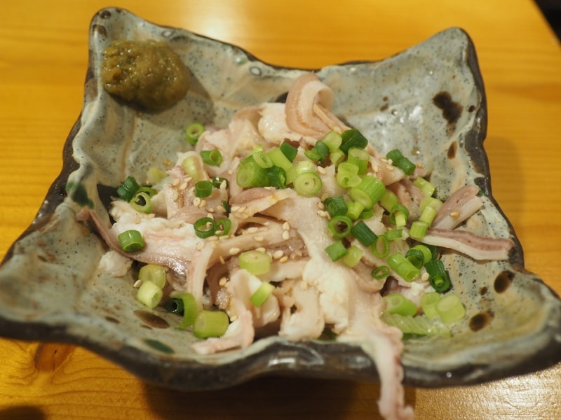 もつゆずポン酢。もつにはポン酢の味が付いているが、ゆず胡椒につけて食べるとより風味が出る