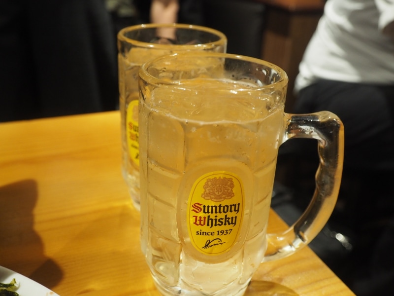 飲み放題メニューから、筆者と娘は角ハイボールを注文。ジョッキのサイズや濃さもちょうどよい感じだった