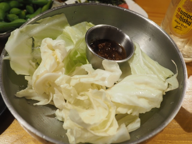 キャベツ盛り 肉味噌付き。こうした居酒屋でよくあるつまみだが、肉味噌の味がしっかりしており、美味しい